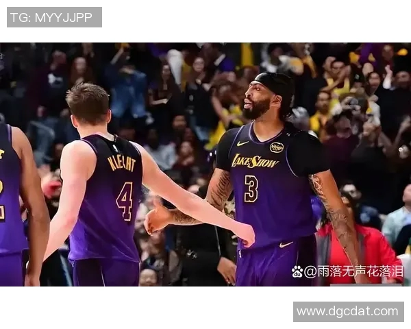 勇士与湖人激战再续腾讯直播精彩对决引发球迷热议 勇士与湖人激战再续腾讯直播精彩对决引发球迷热议